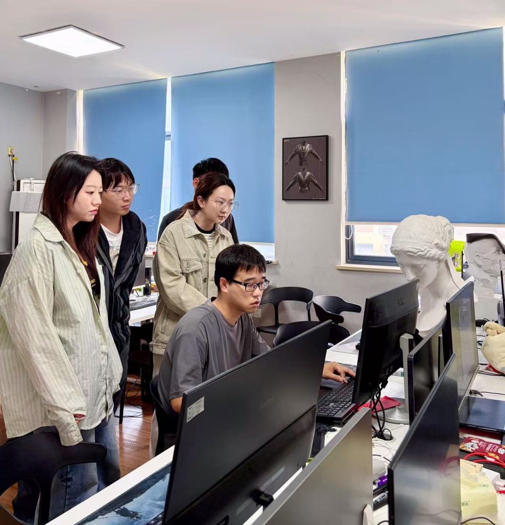 尔秋游戏美术中心 · 课堂讨论与作品讲解现场